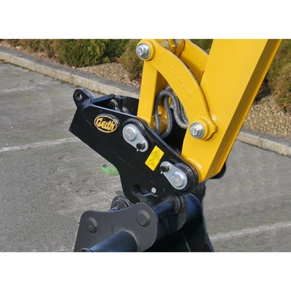 A Geith Hydraulic Quick Coupler in the process of attaching to a bucket